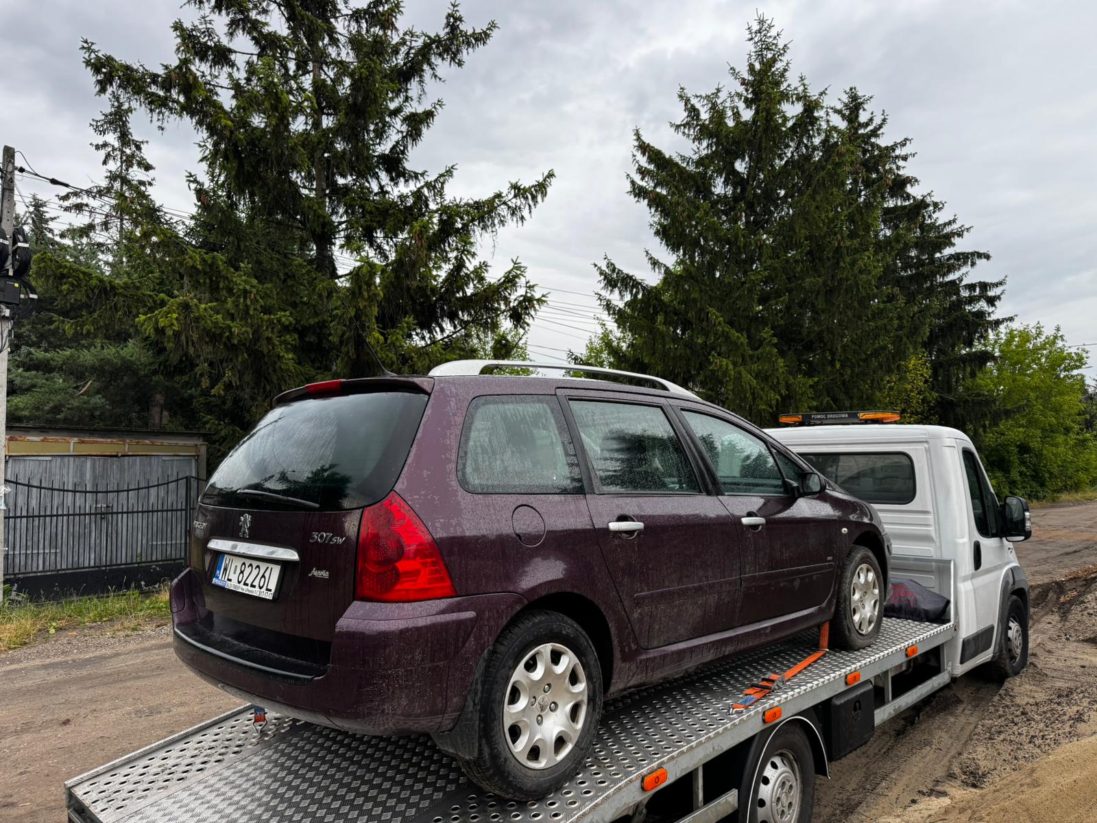 Auto zakupione przez Skup Aut Legionowo ładowane na lawetę w Legionowie